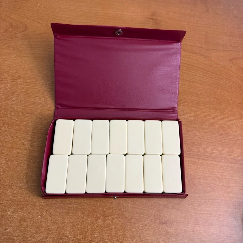 Domino‎ Set in Burgundy